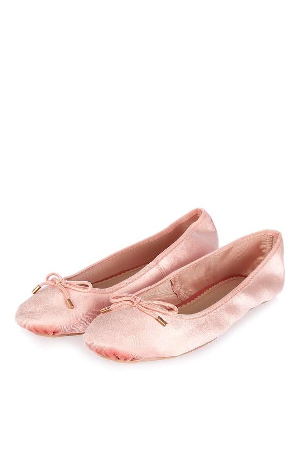 Topshop también apuesta por bailarinas como estas en tono rosa (Precio: 20 euros)