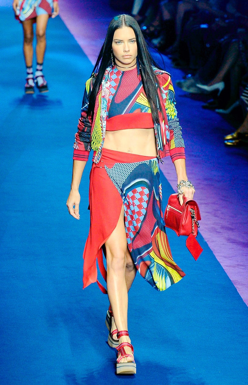 Adriana Lima lucía este conjunto con estampados coloridos sobre la pasarela de Milán.