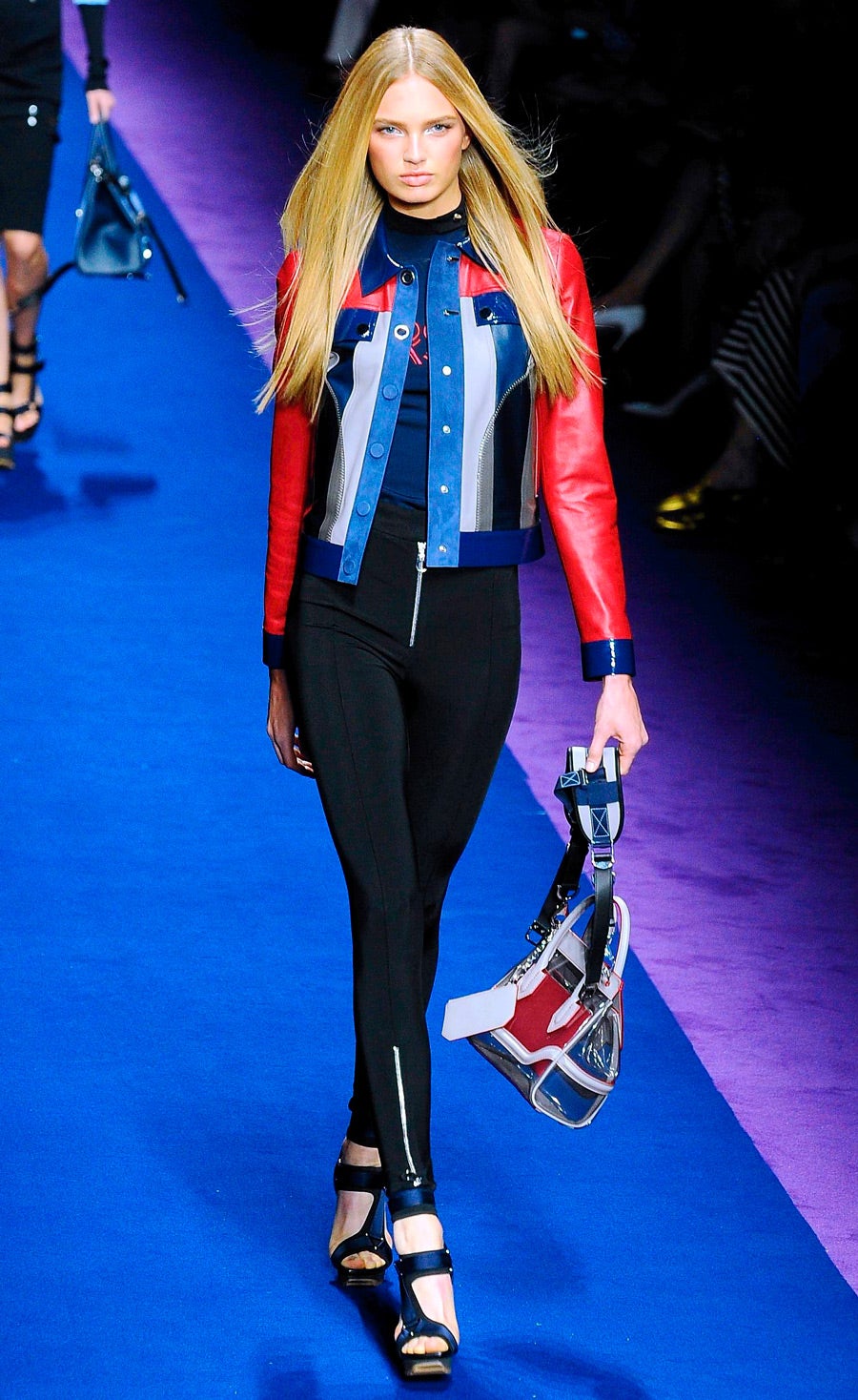 Romee Strijd lucía este conjunto tan motero de Versace.