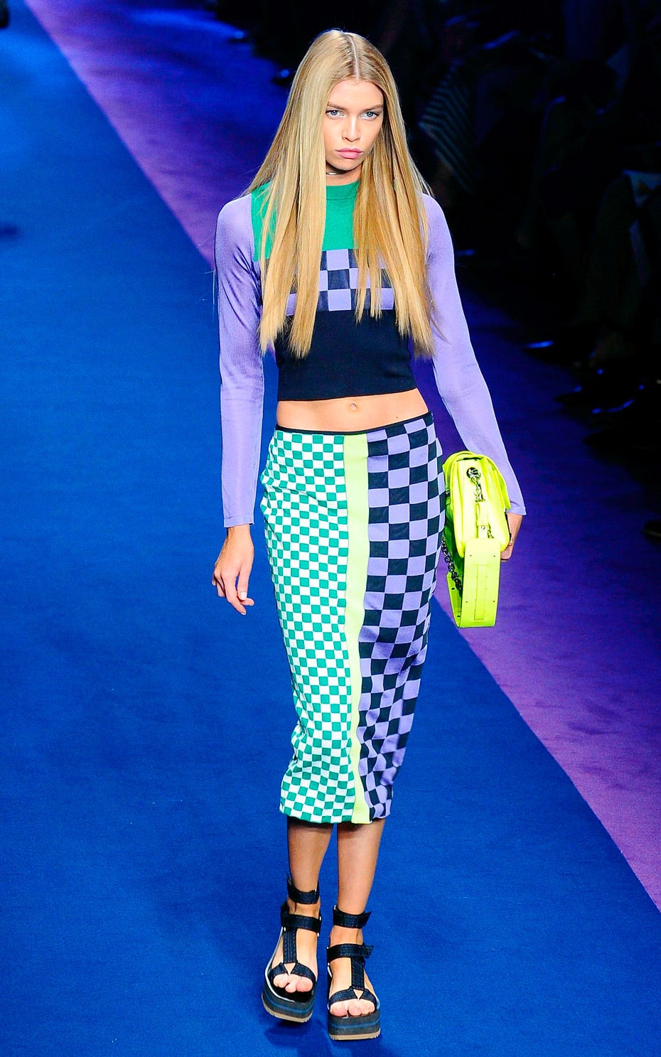 Stella Maxwell se dejaba vestir para Versace con este conjunto de fadta y top de manga larga.