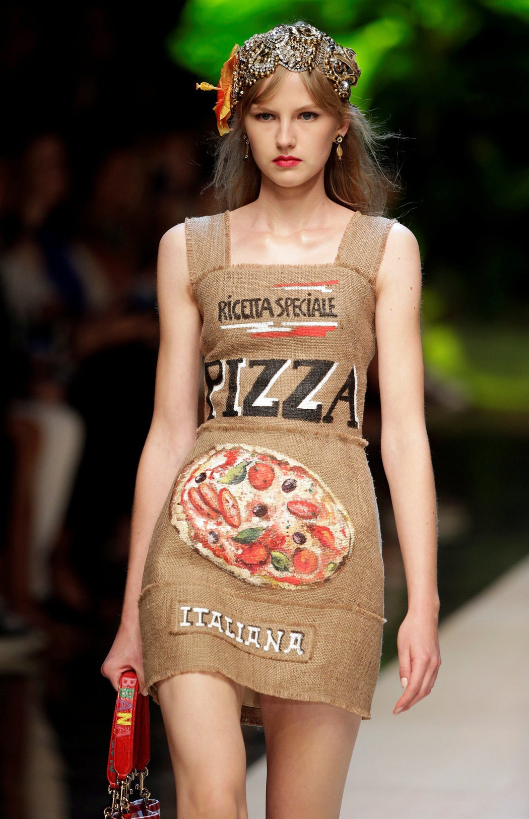 la pizza no podía faltar en sus diseños, un gran icono italiano.