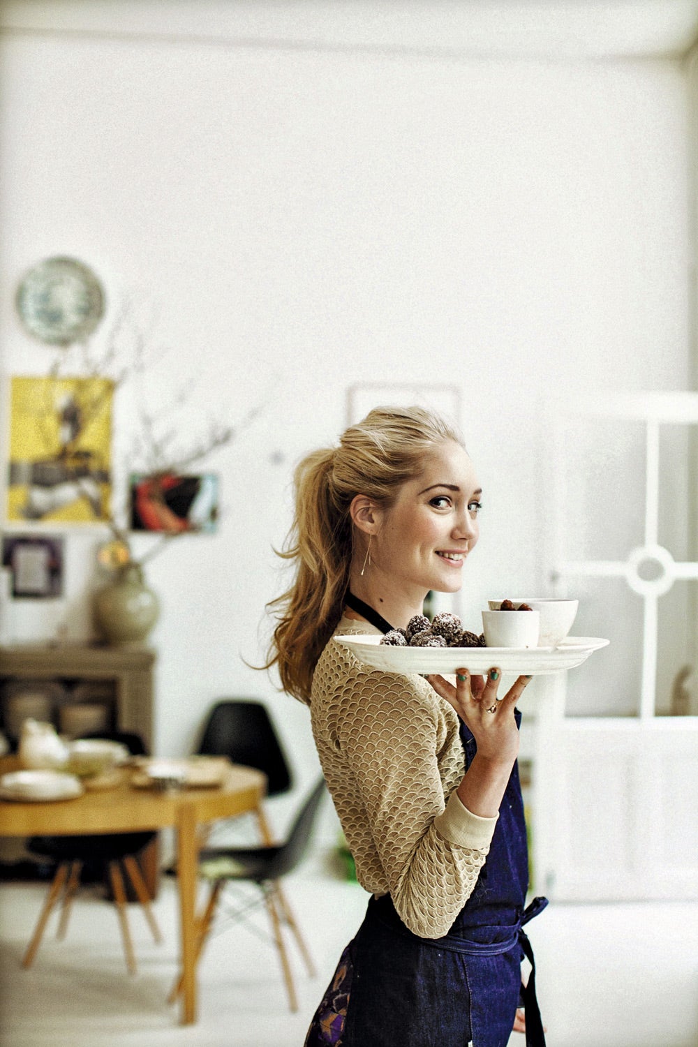 Es probable que te suene su apellido porque, efectivamente, se trata de la hermana de la supermodelo Doutzen Kroes. Pero, aunque podría dedicarse también a las pasarelas, ha preferido ser una abanderada de la cocina y la vida healthy no solo en las redes sociales, también a través de libros como Power Food, su best seller de recetas propias, y el reciente On The Go (renskroes.com).