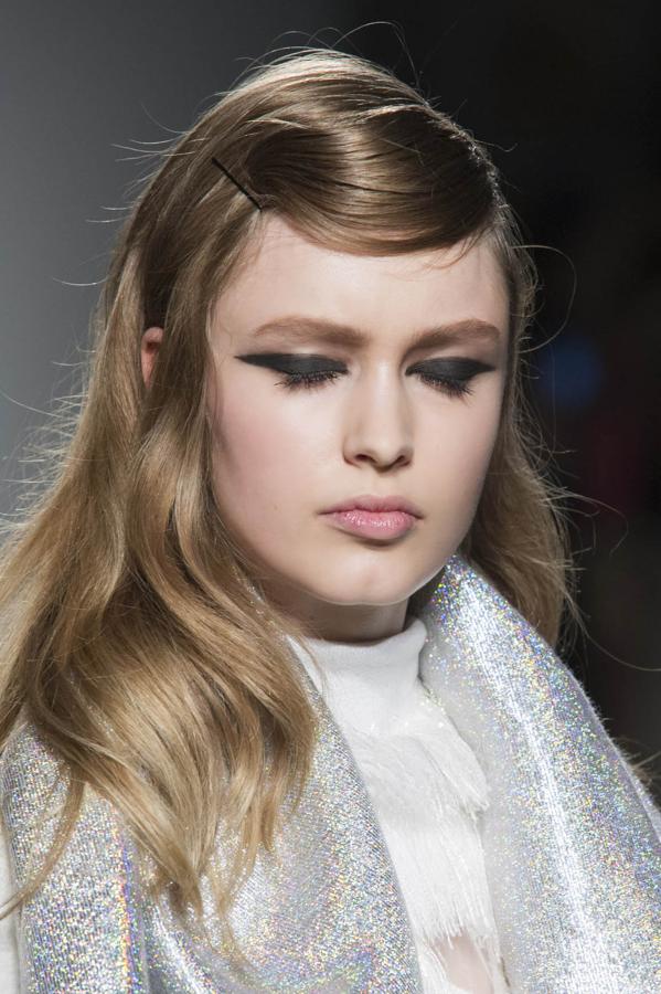 Dramatismo e intensidad en un trazado de eyeliner que se convierte en una sombra de ojos, ocupando todo el párpado.