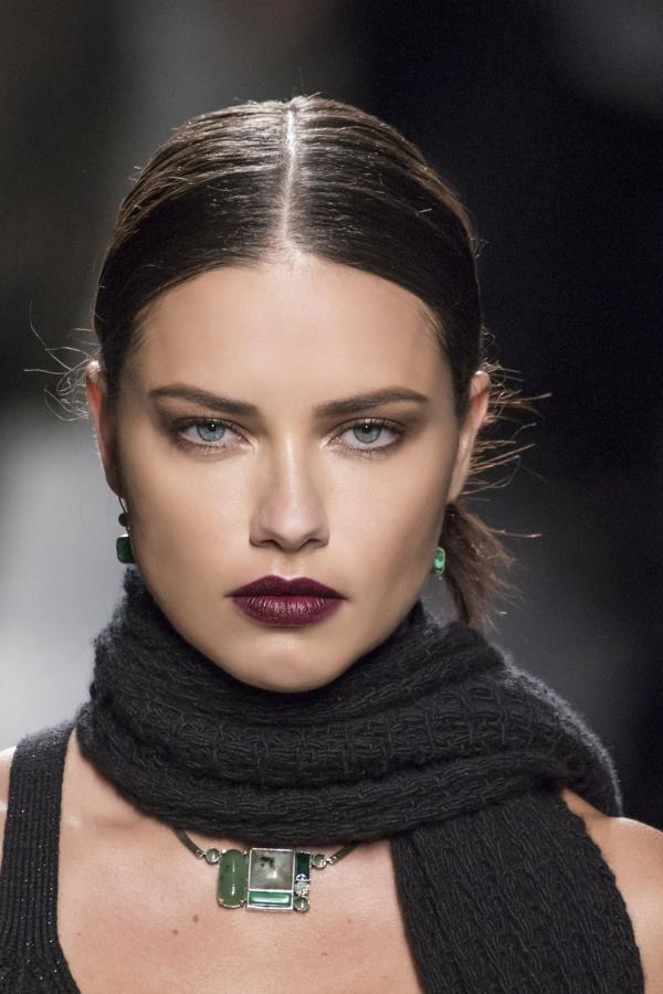 Los tonos dark se han hecho con un puesto importante en el raking de las tendencias. Mejor para llevar en el afterwork.