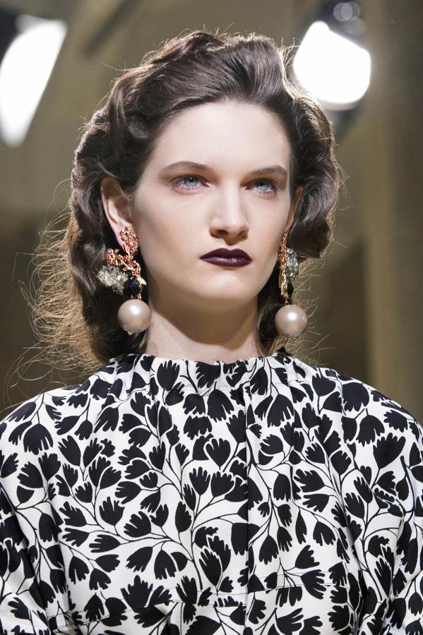 Un color único con textura mate proporciona a los labios el protagonismo absoluto del rostro.