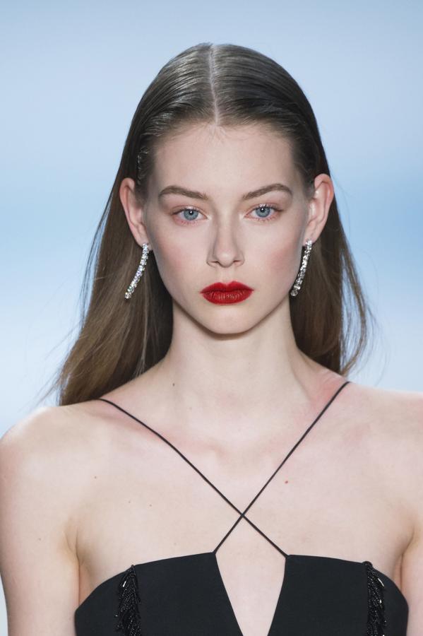 Los labios en rojo bermellón deslumbran en el rostro de la modelo. El secreto estriba en el perfecto perfilado de labios.