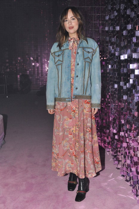 La actriz nos ha conquistado con su estilismo de inspiración 'folk' para acudir al desfile de Gucci.