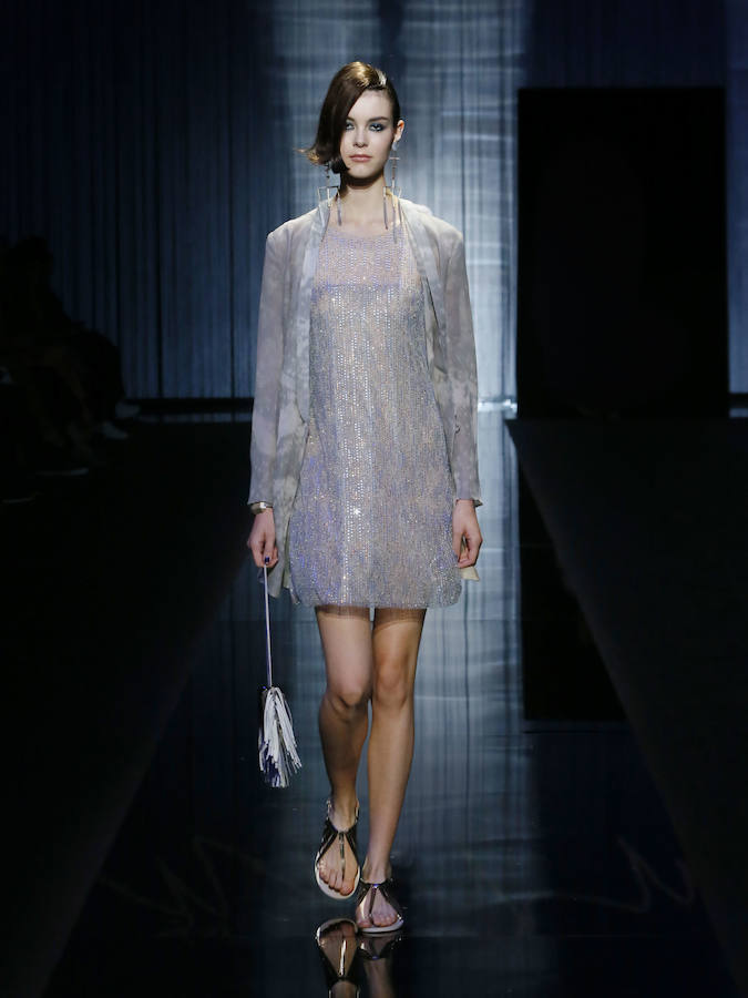 El brillo y los tejidos metalizados también hacen su apariciónen la colección de Giorgio Armani