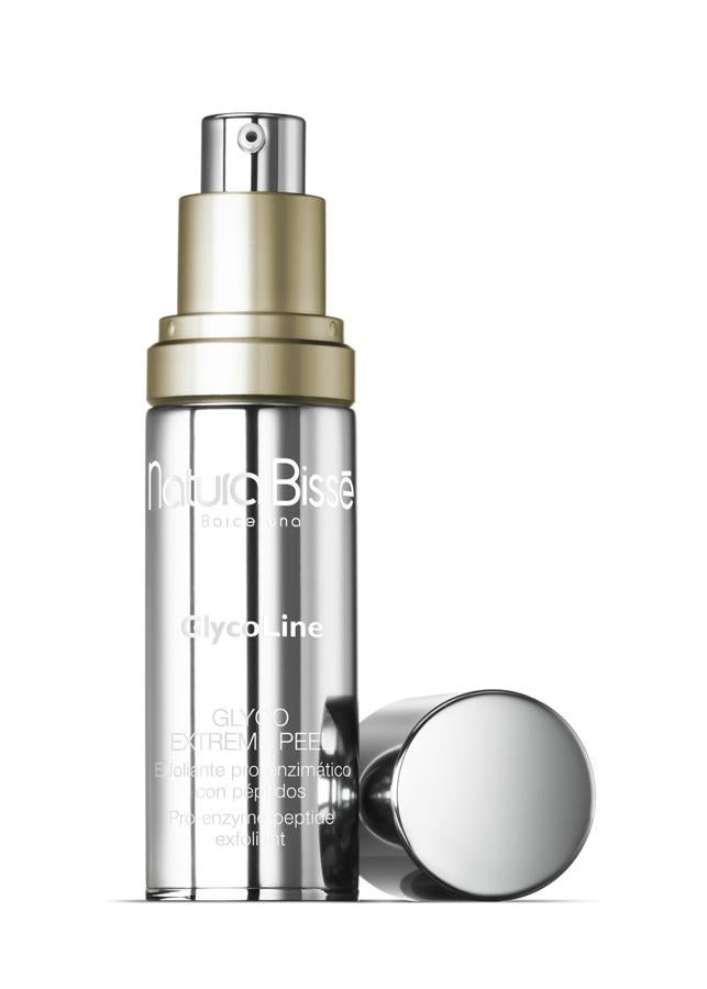 Un exfoliante enzimático con péptidos y una potente combinación de ácido Glicólico, Cítrico, Málico y Láctico que ayuda a eliminar impurezas, reducir arrugas y difuminar manchas oscuras e imperfecciones a la vez que aporta un efecto lifting inmediato. Actúa en solo 15 minutos renovando la piel y recuperando su luminosidad.