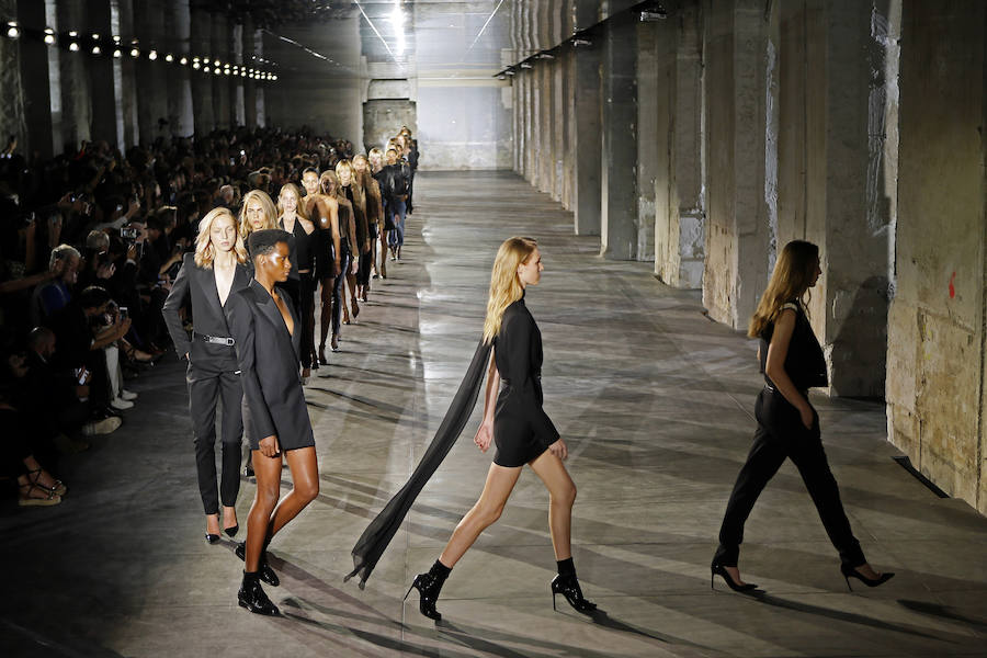 Así terminaba el primer desfile de Anthony Vaccarello como director creativo de Yves Saint Laurent