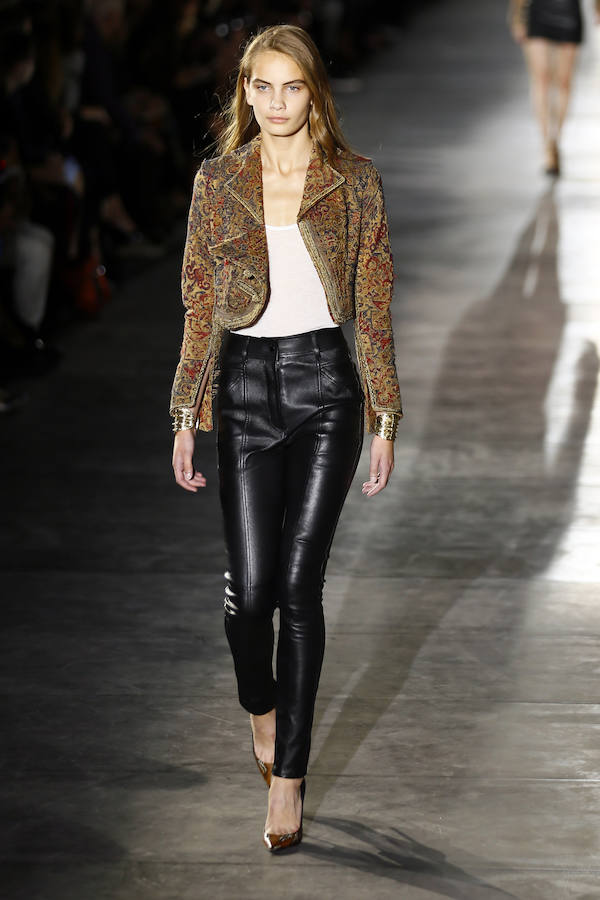 A los básicos de camiseta blanca y pantalón de piel en negro se une una chaqueta con bordado de flores