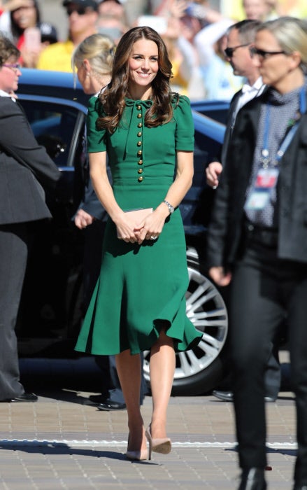 En esta cuarta jornada de periplo por Canadá, los Duques de Cambridge han visitado la Universidad de British Columbia, donde hemos podido ver a Kate Middleton con un favorecedor vestido de inspiración retro en verde hierba firmado por Dolce&Gabbana.