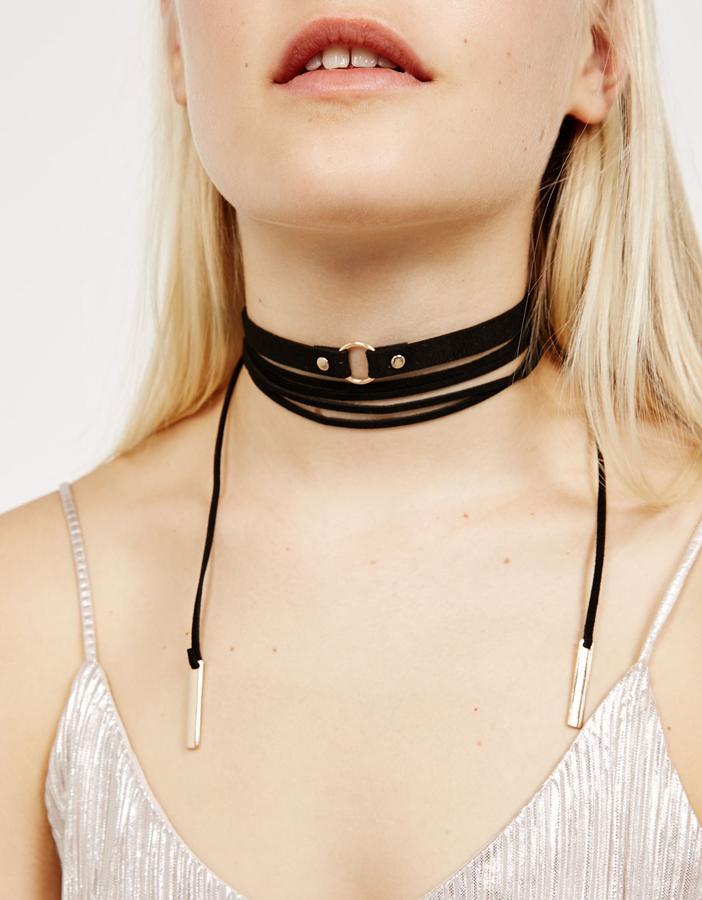 ¿Recuerdas el collar que triunfó en los 90? Pues es hora de rescatarlo del joyero de cara al frío. Las posibilidades y versiones son infiinitas. Bershka propone modelos como este en color negro (Precio: 5.99 euros)