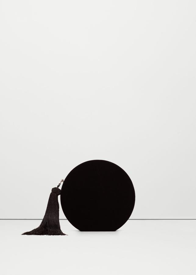 Clutch de terciopelo en color negro que encontrarás en la nueva colección de Mango (Precio: 25.99 euros)
