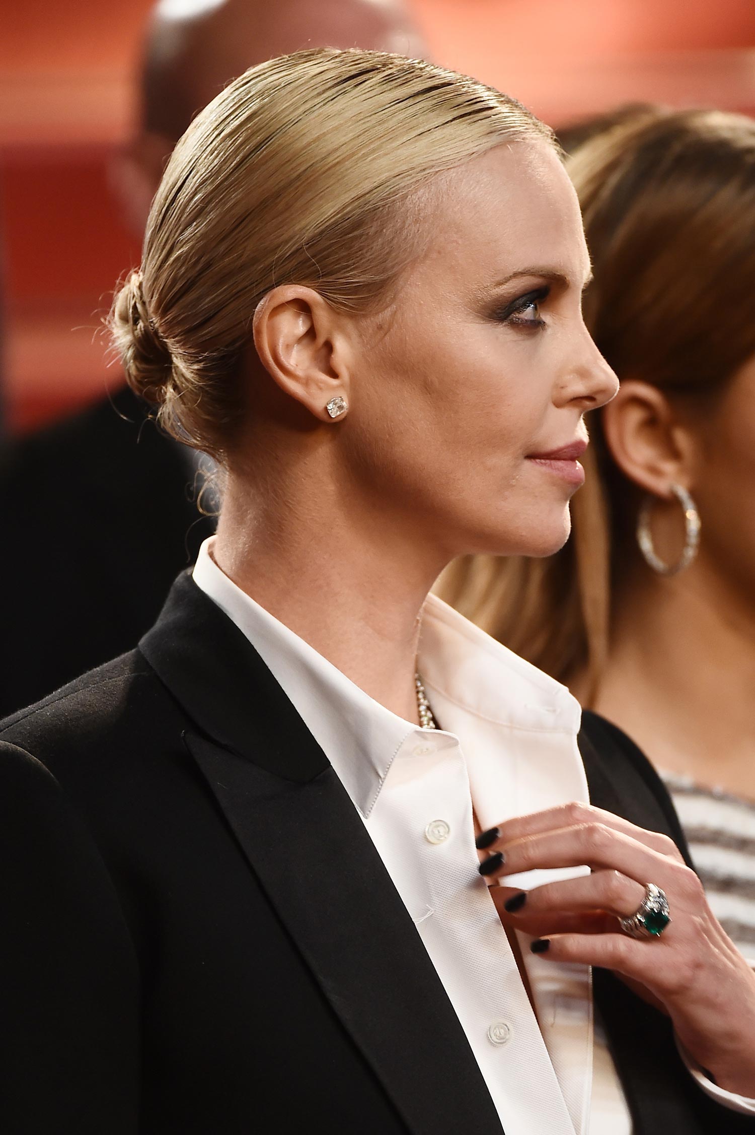 Un repaso cronológico a cómo Charlize Theron ha ido cambiando de imagen sobre la alfombra roja a lo largo de 18 años, desde enero de 1998, a septiembre de 2016.