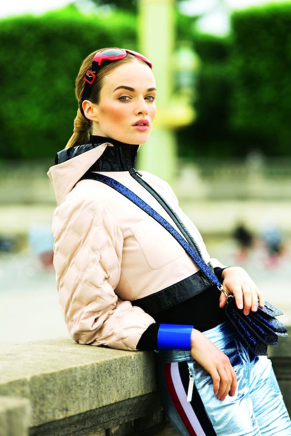 Chaqueta acolchada con detalles de cuero, de Chanel, sobre un jersey de Theory. Los pantalones metalizados son de Rossingnol Studio y las gafas, de Emmanuelle Khanh. Bolso bandolera de Saint Laurent y pulsera, de Adeline Cacheux.