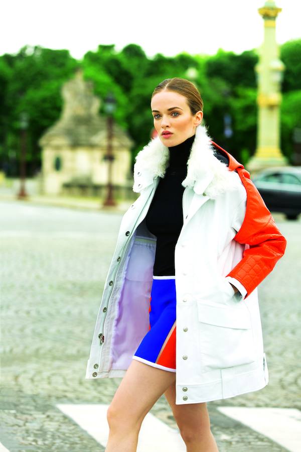 Abrigo de vinilo con falda y body de lana, todo de Courregès.