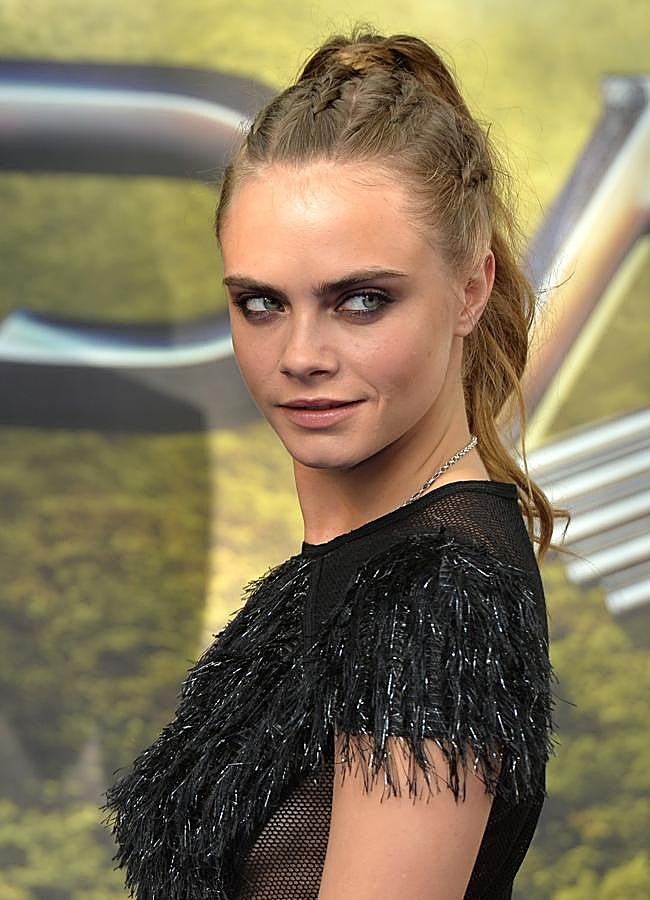 Reinventa tu coleta añadiéndole trenzas como hace por ejemplo la actriz Cara Delevingne: cuatro mini trenzas de raíz que acaban en una coleta alta y con ondas ligeras.