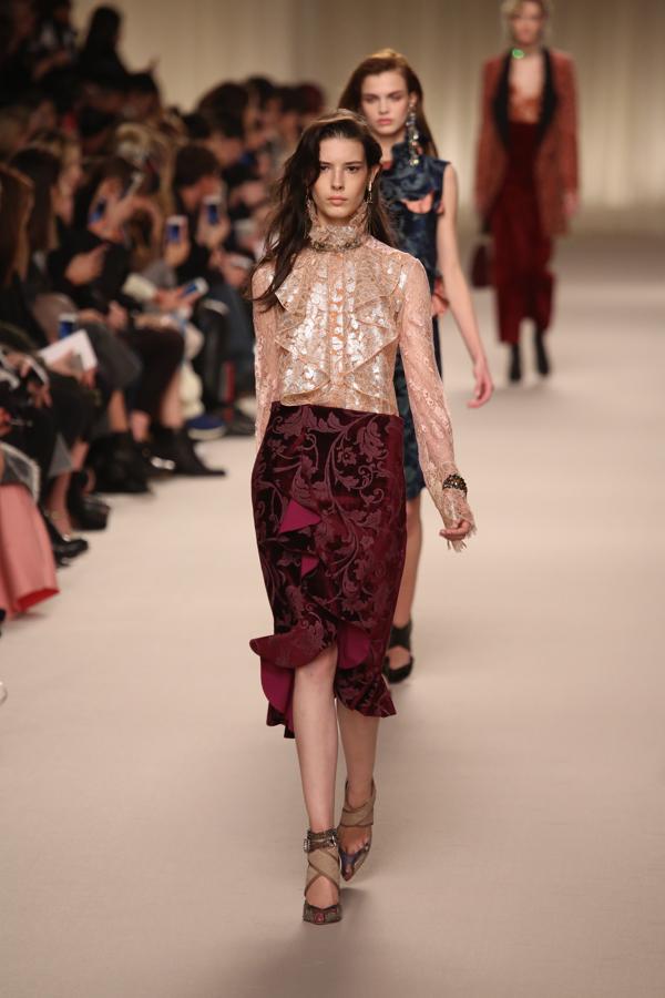 Los volantes llenan faldas, blusas y vestidos para poner un toque folclórico a nuestro armario