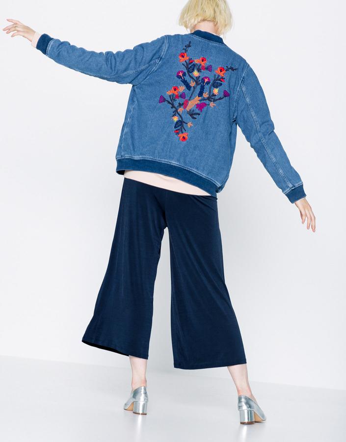 Chaqueta vaquera tipo bomber disponible en Pull and Bear (Precio: 35.99 euros)