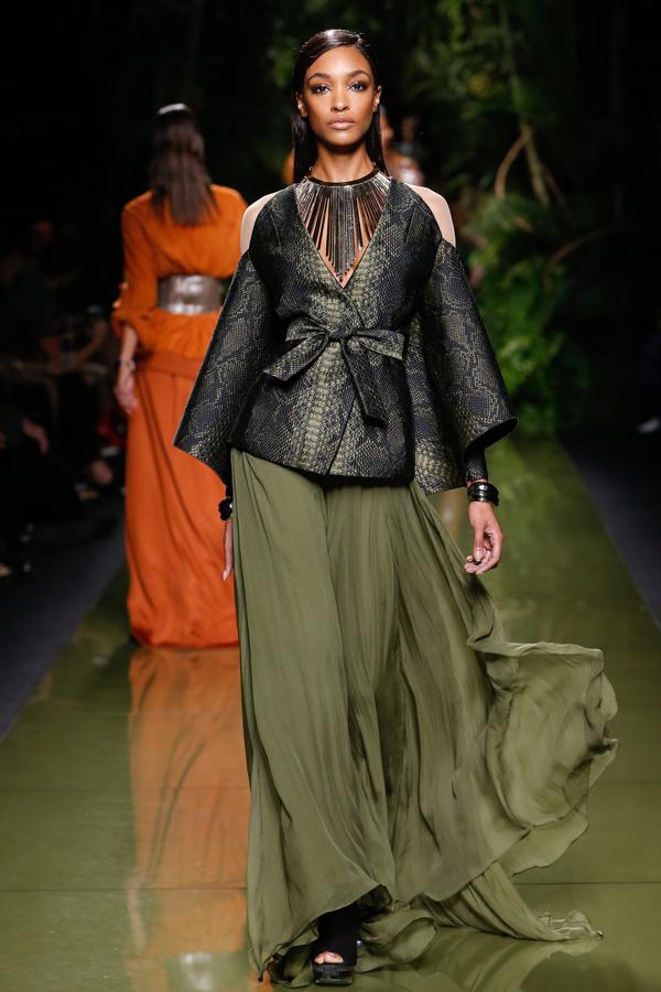 Esta combinación de falda larga vaporosa y chaqueta animal print es uno de los looks más destacados de Balmain