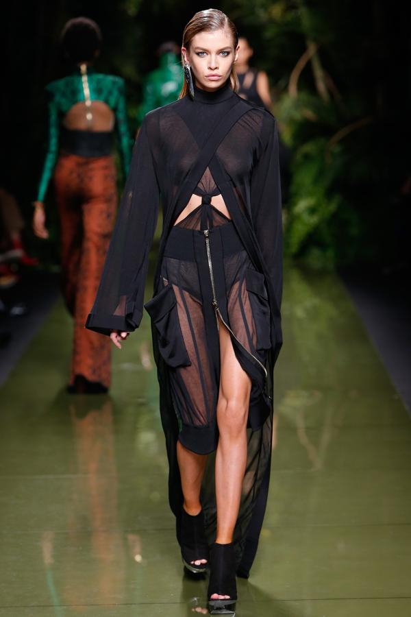 Balmain también subió a la pasarela atrevidas propuestas en negra como esta