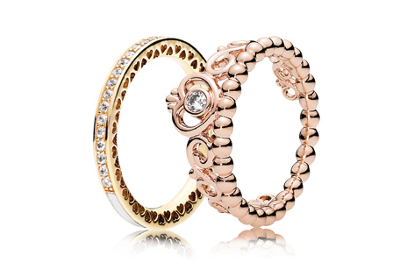 Mimo, cariño y atención al detalle desde el principio hasta el final de cada pieza permiten dar vida al legado de diseño danés de estética contemporánea, ligado a técnicas artesanales tradicionales. El resultado es un catálogo de más de 1.600 joyas acabadas a mano (pulseras, charms, anillos, pendientes y collares), que les permiten crear su propia historia.