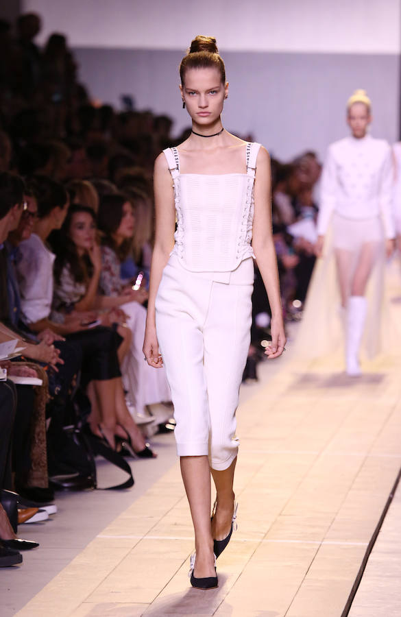 Otra de las propuestas que subieron a la pasarela de París fue este peto en color blanco