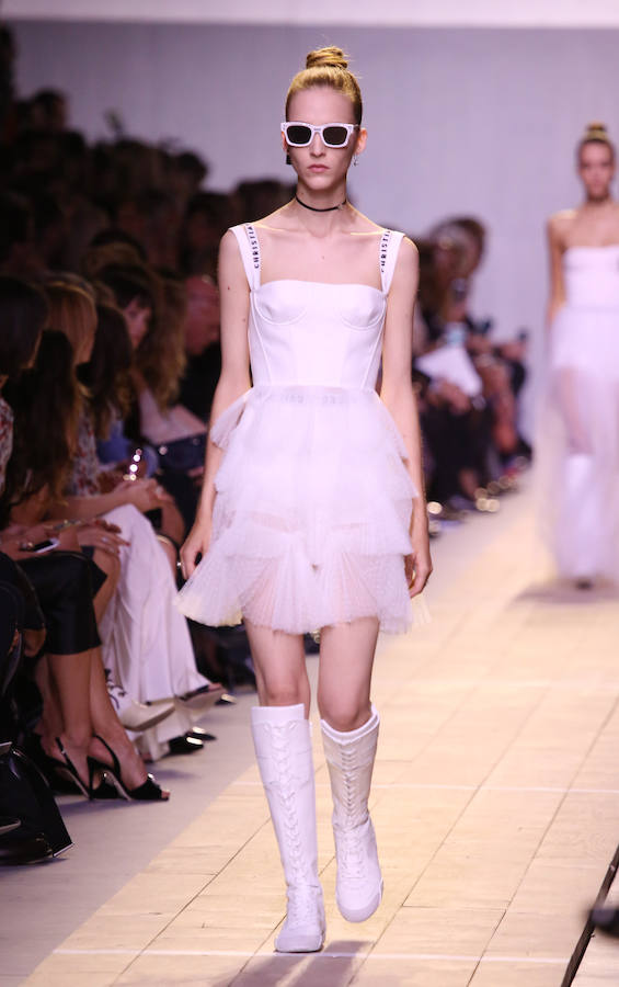 A los minivestidos de tul los acompañan unas altas botas blancas de estilo boxeador