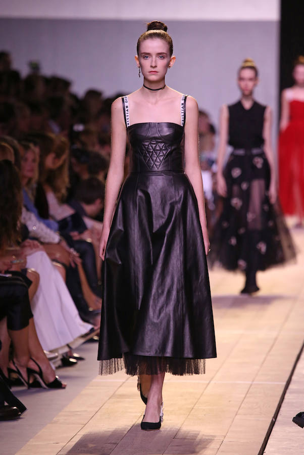 Con piel y tul, otro de los vestidos en color negro que Maria Grazia propone para la temporada de verano