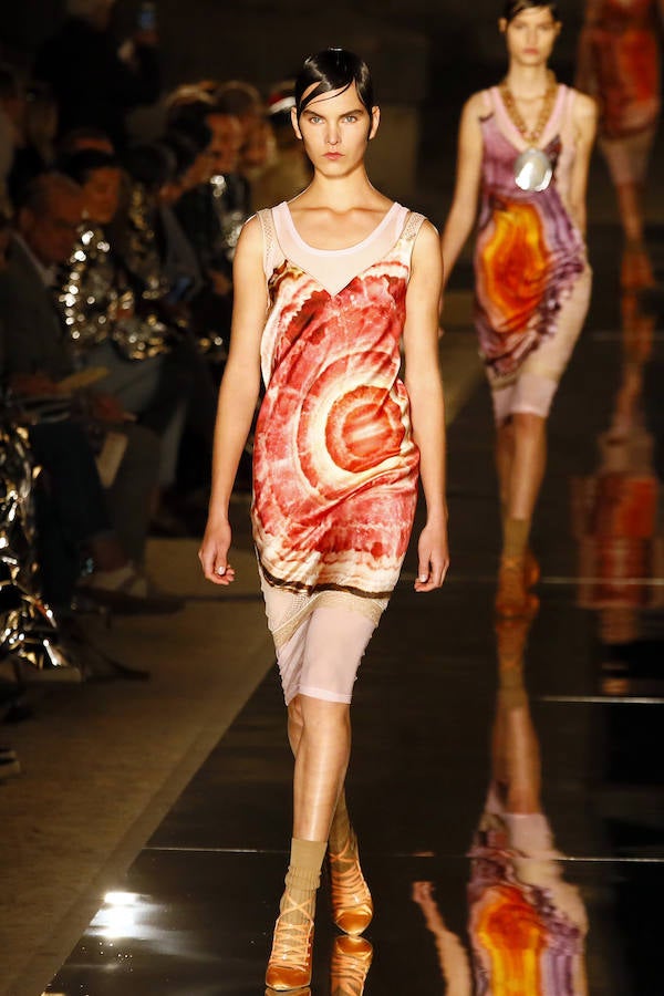 Uno de los diseños de estampado con motivos de piedras preciosas que Ricardo Tiscci ha subido a la pasarela