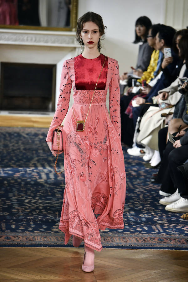 El rosa se declina en diferentes tonalidades en vestidos, bolsos, zapatos y hasta medias en la nueva colección de la firma