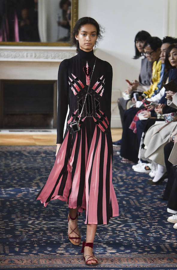 Una de las propuestas en rosa y negro que han llegado a la pasarela de París
