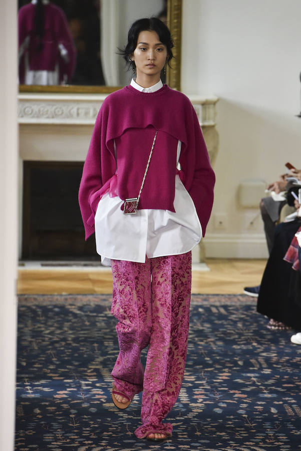 Pantalones brocados, camisa blanca y jersey fucsia. Uno de los looks más diferentes que se han visto en el desfile de Valentino