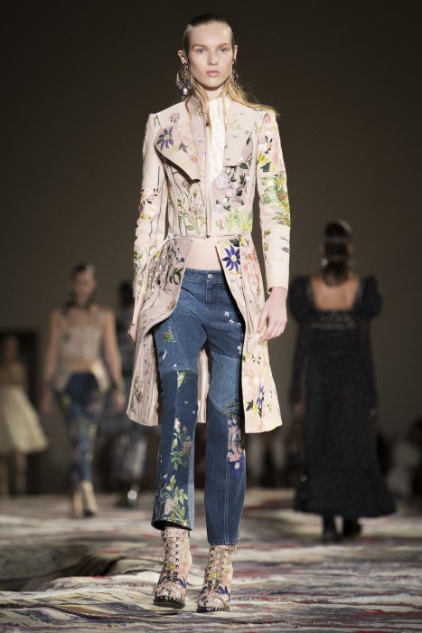 Las prendas y complementos bordados ya se antojan como el 'must' de la próxima temporada.