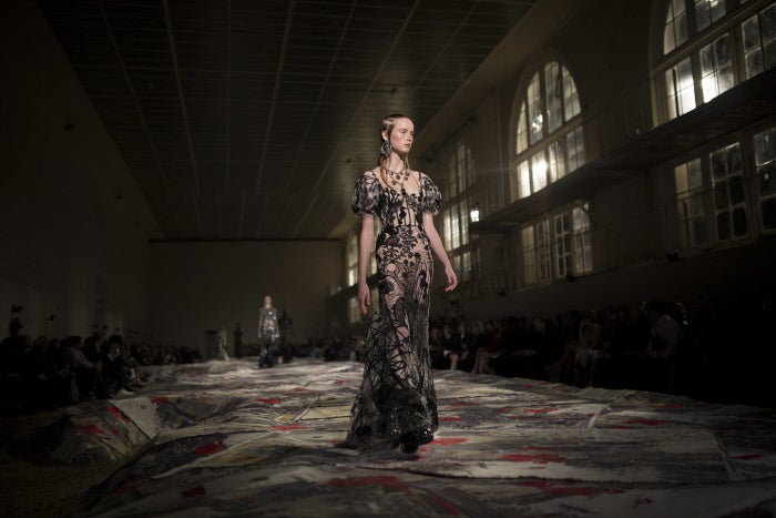 Sarah Burton vuelve a los orígenes de la firma con una propuesta oscura, pero también llena de pasión.