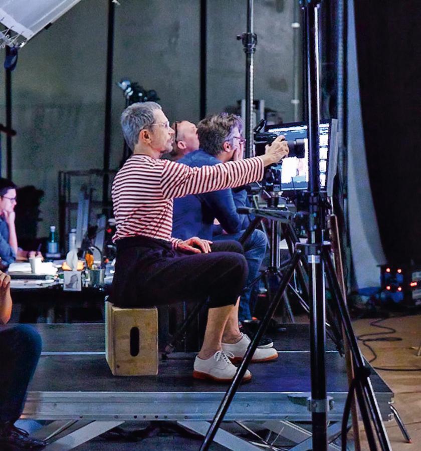 Nos hemos colado en la producción de la campaña de Kenzo para H&M, en la que el fotógrafo Jean-Paul Goude ha retratado a celebrities como Iman y Chloé Sevigny. Hasta el 17 de octubre en que se lanzará la colección, nos quedamos con estos bocetos como adelanto.