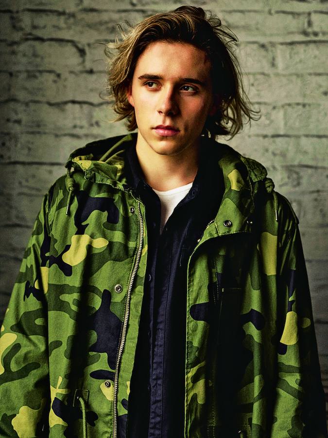 Brooklyn ya tiene poder de convocatoria por sí mismo. Y lo ha demostrado en la apertura de la nueva sede central de Pull & Bear en Narón (A Coruña), un espacio ecoeficiente e integrado en su entorno natural. El mayor de los Beckham comparte con la firma su espíritu joven y comprometido.