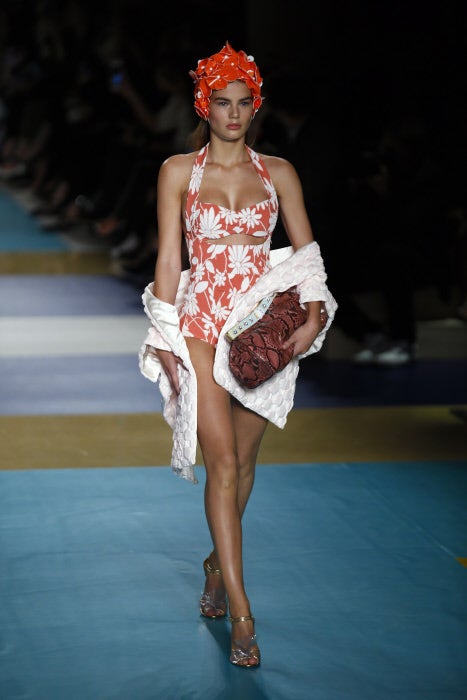 Los bañadores seguirán siendo los reyes del verano la próxima temporada. Este, estampado y con detalles 'cut out', ya lo tenemos fichado.