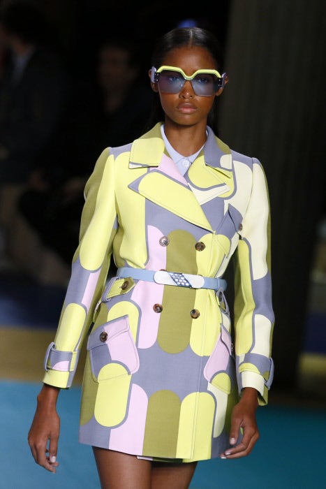 No nos puede gustar más este trench estampado en tonos pastel.