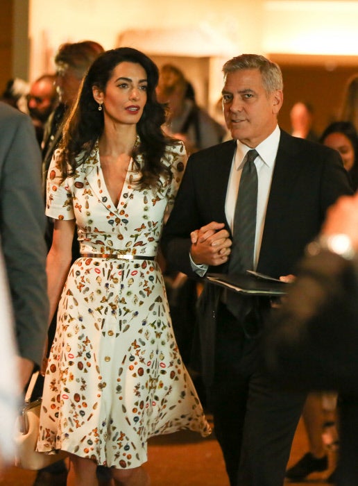 Amal, muy elegante de Alexander McQueen, siempre lleva de la mano a su marido.