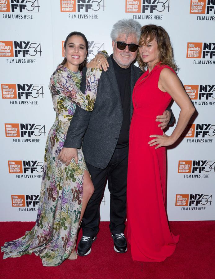 Adriana Ugarte y Emma Suárez flanquean a Pedro Almodóvar en la 'premiere' de 'Julieta' en Nueva York. El director manchego ha presentado en el festival de cine de la ciudad su última película... En muy buena compañía.