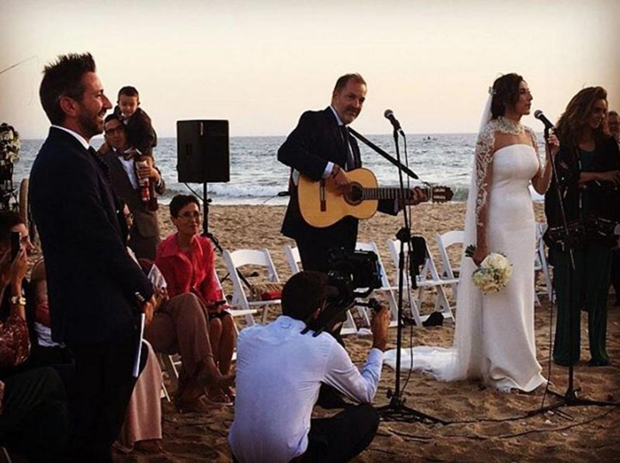 La humorista y presentadora de 'Sálvame' micrófono en mano en el día de su boda.