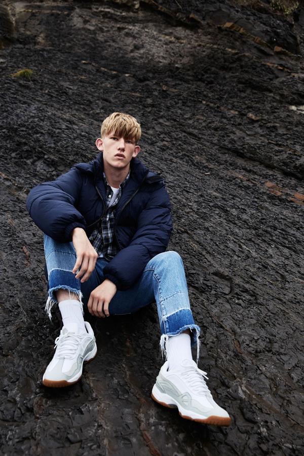 Destacan ciertos detalles sobre las prendas como, por ejemplo, los jeans con bajos deshilachados;