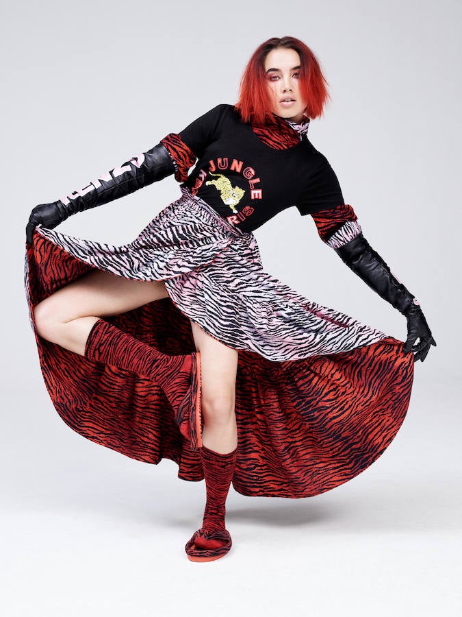 A la altura del codo, negros y con dos inscripciones: Paris y Kenzo. Así son los guantes más cool de la colaboración.