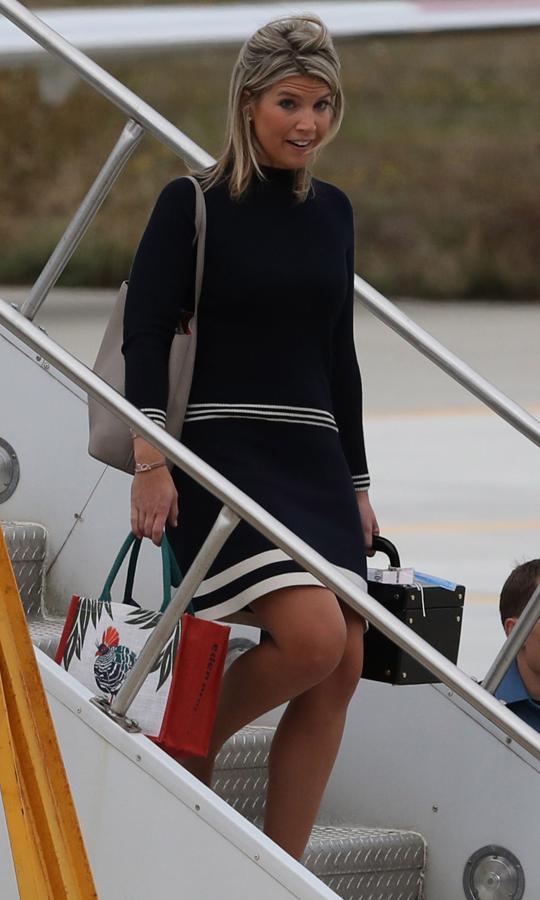 No suele dejarse ver y cuando lo hace es rodeada por los trajes y las maletas que contienen el equipaje de Catalina, pero dicen que el llamado ‘efecto Kate’ es cosa suya. Entró en palacio como ayudante y ha acabado como la responsable de los estilismos intachables de la duquesa, según ‘Tatler’ gracias a que en una ocasión le hizo un comentario sincero sobre un ‘look’ que no le gustó demasiado. Desde 2014 la vida de esta joven gira en torno al palacio, tanto es así que hace unos meses se comprometió con su pareja, que no es otro que Chris Jackson, el fotógrafo real.