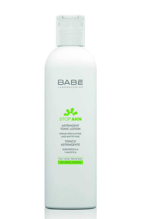 Loción astringente que estimula y tonifica la piel. Elimina los restos de suciedad e impurezas a la vez que ejerce una gran acción secante sobre las lesiones inflamatorias. Regula la producción de grasa y deja la piel matificada y libre de brillos. Para la piel grasa o con tendencia acneica. (10,50€, de venta en farmacias o parafarmacias)