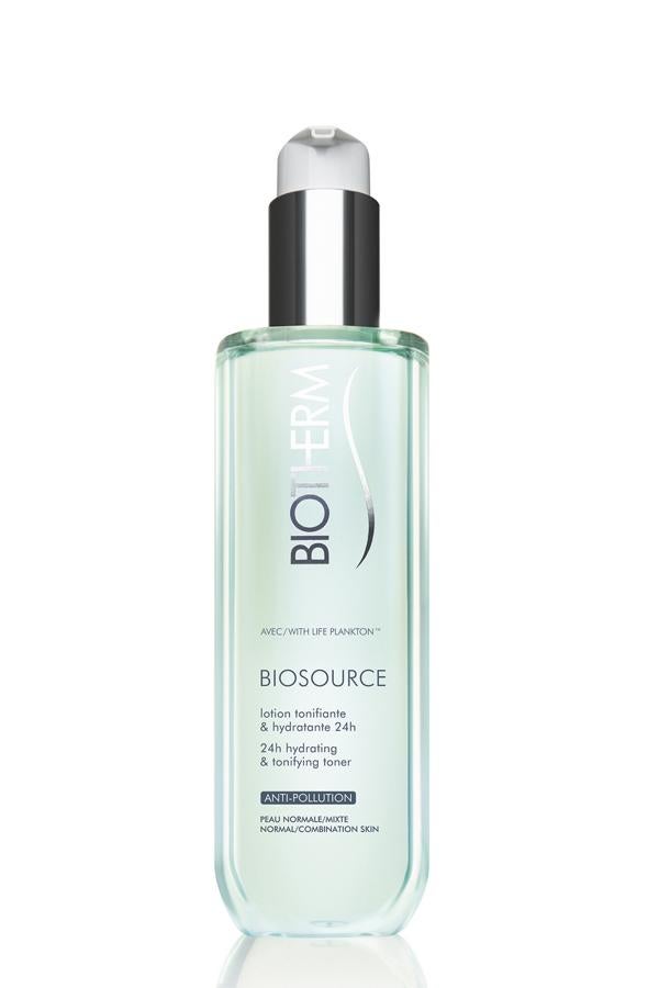 Tónico refrescante que elimina los trazos residuales de la leche limpiadora, para una limpieza más profunda y una mejor eliminación del maquillaje. Minimiza los poros y deja la piel radiante, más limpia y fresca. (25,20€)