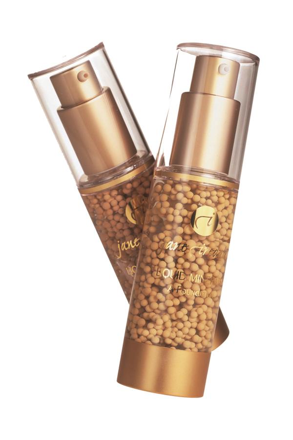 Idónea para todo tipo de pieles, disminuye la aparición de líneas y arrugas, minimiza los poros, iguala nuestro tono de piel y se adhiere tan bien que hay una transferencia mínima. Sin FPS. (58€)