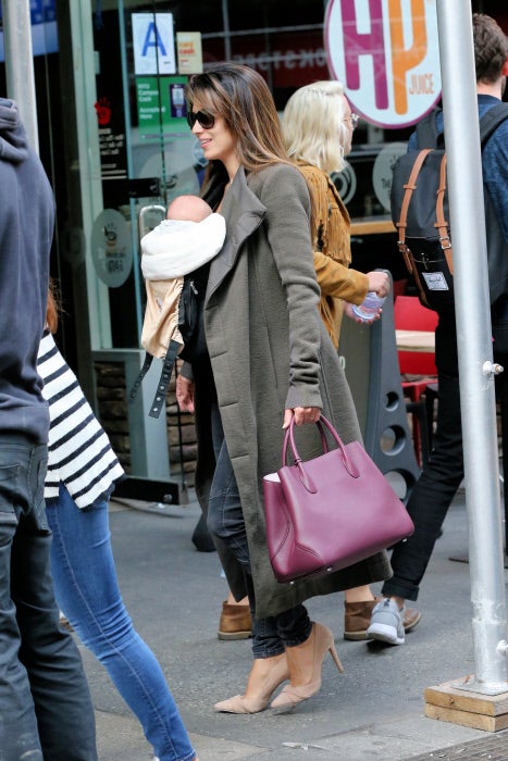 Hace menos de cuatro semanas que ha sido mamá y la instriuctora de yoga ya ha pisado la calle con su bebé subida a unos tacones de aguja. ¡Antes muerta que sencilla!